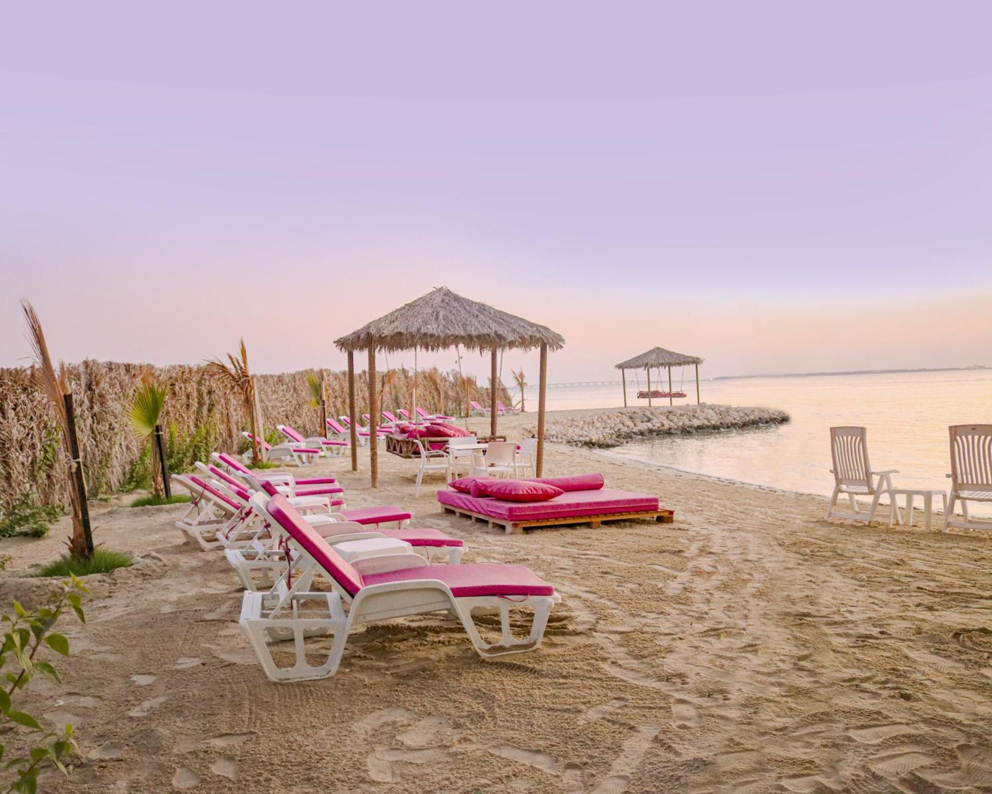 Lagoona Beach Luxury Resort And Spa Манама Екстер'єр фото Beach at the resort