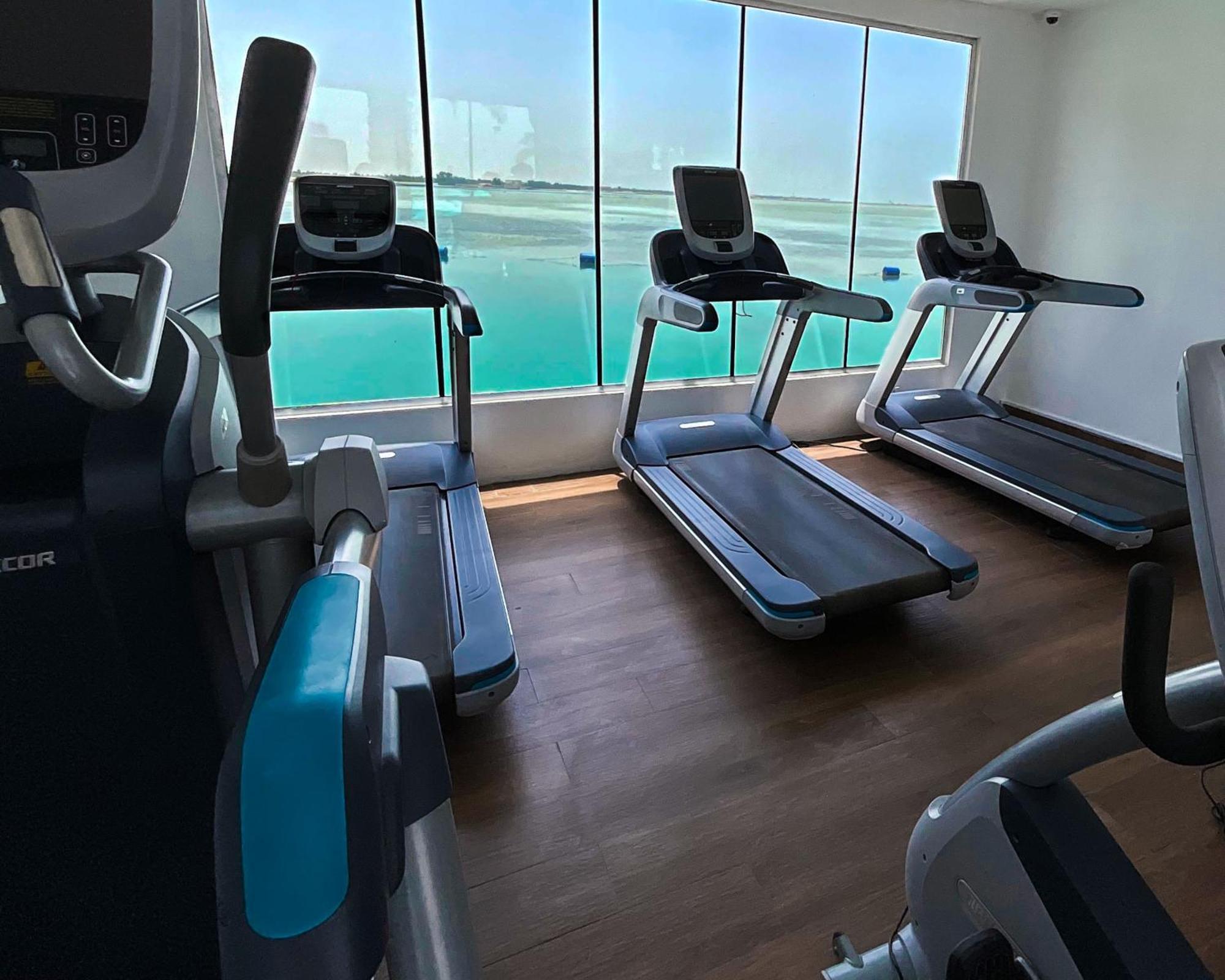 Lagoona Beach Luxury Resort And Spa Манама Екстер'єр фото The gym at the hotel