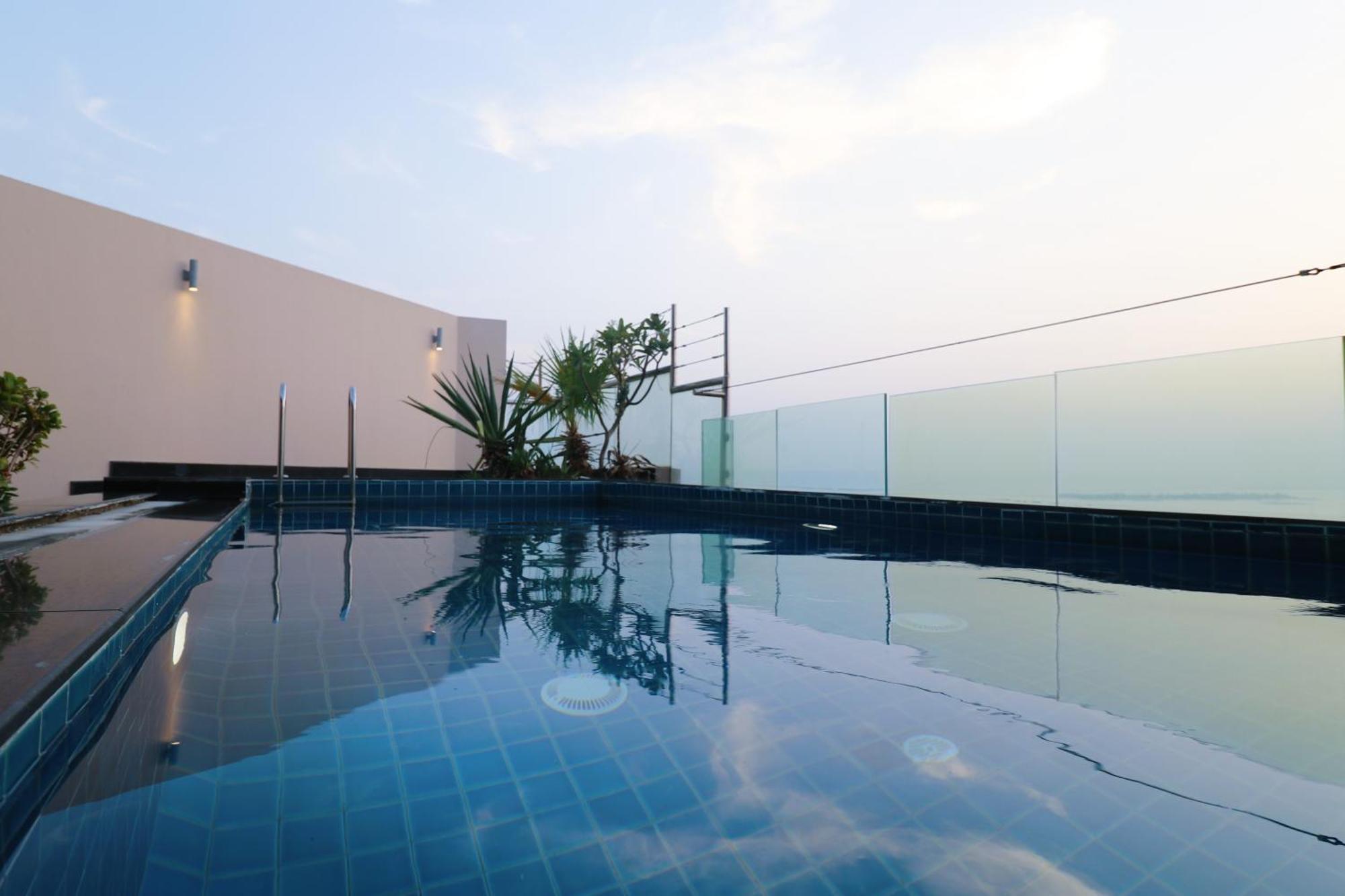 Lagoona Beach Luxury Resort And Spa Манама Екстер'єр фото Rooftop pool at the hotel